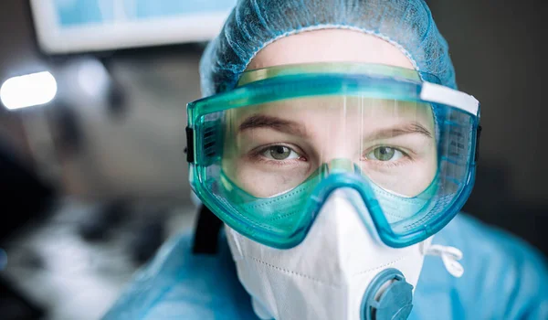 Joven Cirujana Doctora Uniforme Gafas Quirófano Durante Una Pandemia — Foto de Stock