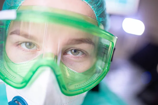 Joven Cirujana Doctora Uniforme Gafas Quirófano Durante Una Pandemia — Foto de Stock