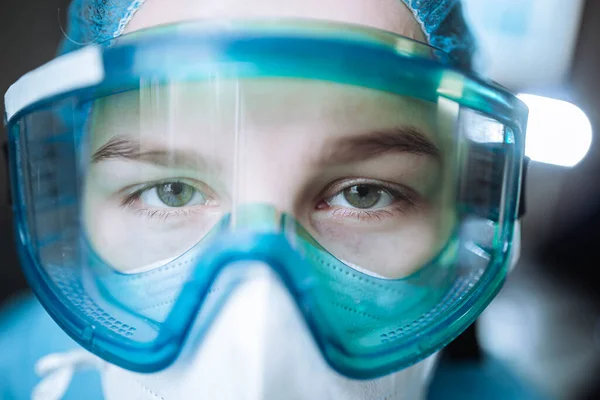 Ung Kvinnlig Kirurg Läkare Uniform Och Glasögon Operationssalen Pandemi — Stockfoto