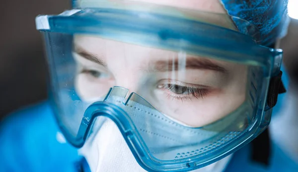 Ung Kvinnlig Kirurg Läkare Uniform Och Glasögon Operationssalen Pandemi — Stockfoto