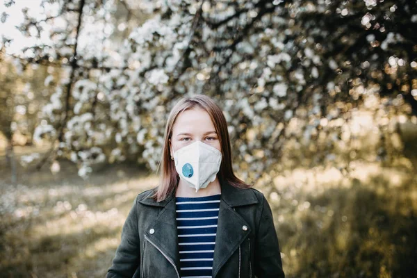 Young Woman Medical Mask Valve Summer Park Flowering Trees — Stock Photo, Image