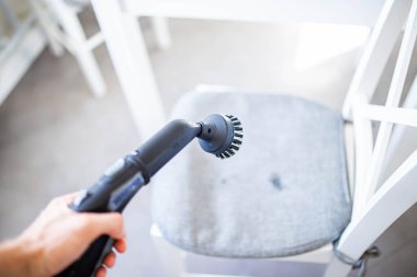 Evi buhar temizleyicisiyle temizleyip dezenfekte etmek.,