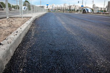 Yoldaki yeni ve eski asfalt sınırı.