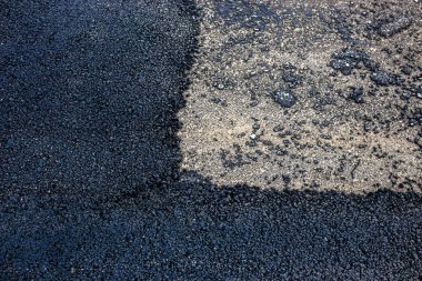 Yoldaki yeni ve eski asfalt sınırı.
