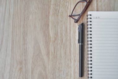 defter ve kalem masaya.