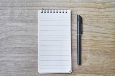 defter ve kalem masaya.