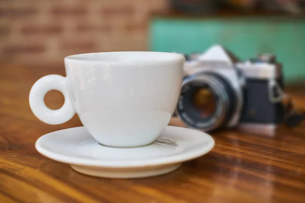Camera en koffie — Stockfoto