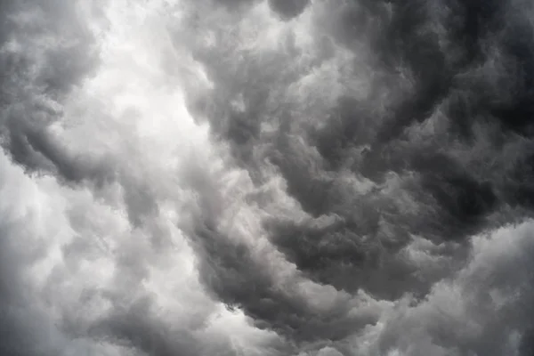 Grijze stormwolken — Stockfoto