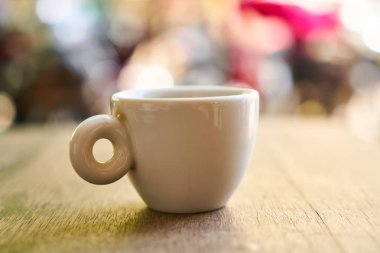 Bir fincan sıcak kahve. 