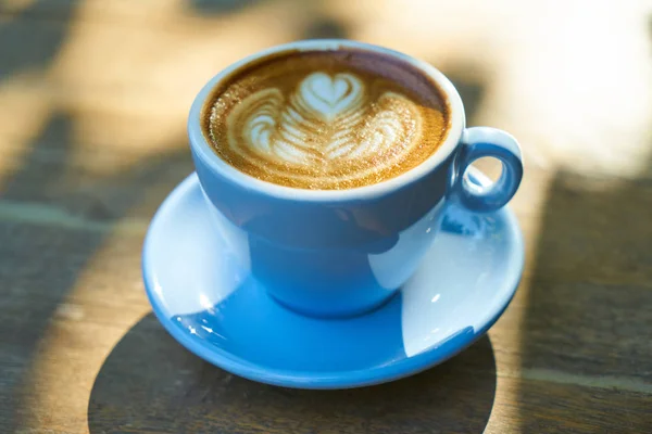 Кофе с латте и голубая кружка — стоковое фото