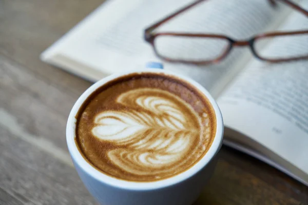 Kopi dan Buku di Meja — Stok Foto