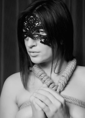 Kinbaku iple bağladı geleneksel Japon shibari (Shibari yusufçuk) erkek kandırdın güven Köprüsü.