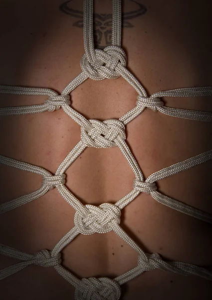 Masculino amarrado no tradicional japanesse shibari — Fotografia de Stock