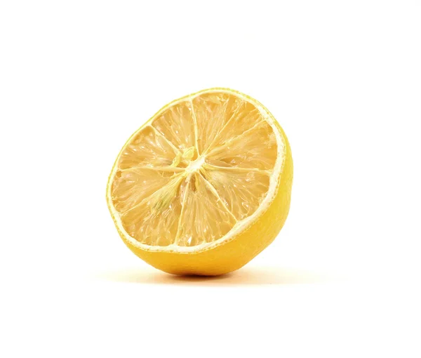 Die Hälfte der Zitrone - isoliert — Stockfoto