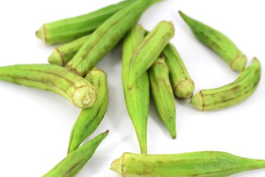 Taze yeşil bamya