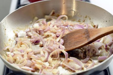 Tava içinde kızartma soğan karıştırma spatula