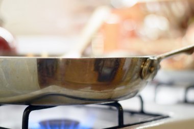 Yemek sote tavada karıştırarak spatula