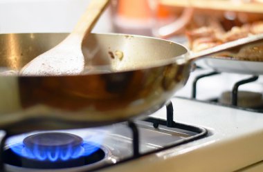 Yemek sote tavada karıştırarak spatula