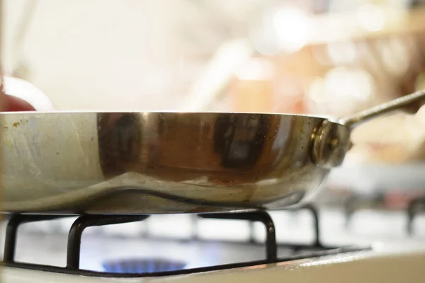 Spatule agitant la nourriture dans une casserole — Photo