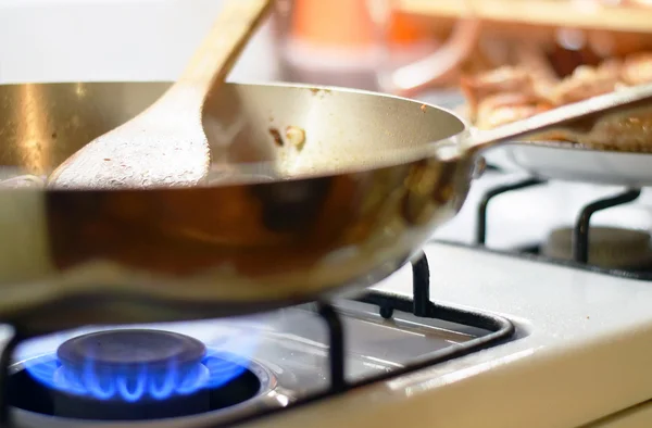 Spatule agitant la nourriture dans une casserole — Photo