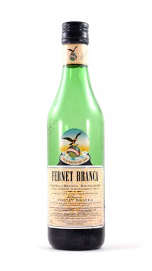 Fernet Branca - izole yeşil cam şişe