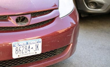 Eski Maroon Toyota Siena minivan ön