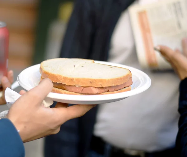 독일 육류 샌드위치를 들고 있는 남자 — 스톡 사진