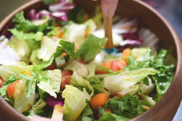 Tossing giardino insalata — Foto Stock