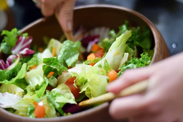 Yeşil salata savurma — Stok fotoğraf