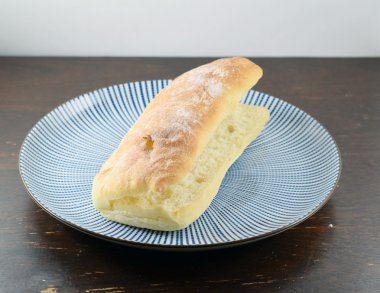 Ciabatta ekmeği rulo bir seramik tabak