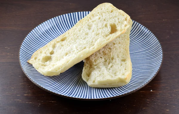 Ψωμί τσιαπάτα ρολό σε ένα κεραμικό πιάτο — Φωτογραφία Αρχείου
