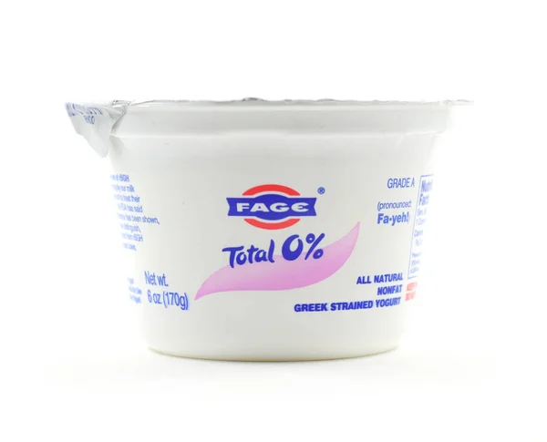 Fage tutto naturale non grasso yogurt greco isolato — Foto Stock