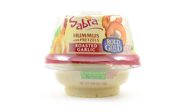 Sabra Hummus con pretzel Rold Gold — Foto Stock