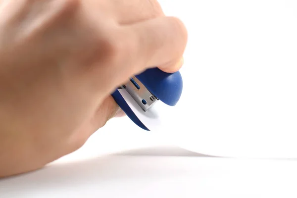 Рука скрепка бумаги с голубым мини степлером — стоковое фото
