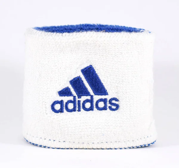 Сине-белый браслет Adidas - изолированный — стоковое фото