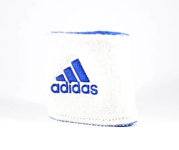 Сине-белый браслет Adidas - изолированный — стоковое фото
