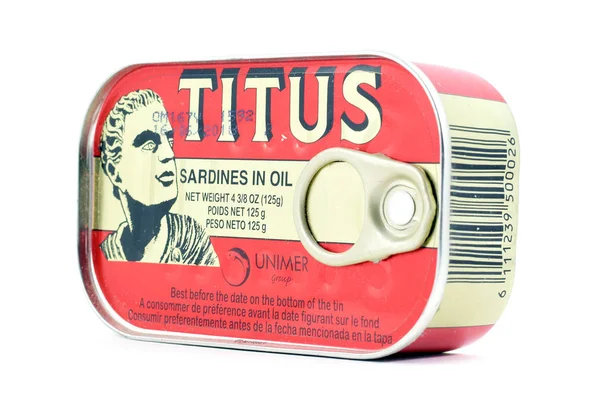 Tin can του Τίτου κονσέρβες σαρδέλες που συσκευάζονται σε λάδι - απομονωμένη — Φωτογραφία Αρχείου