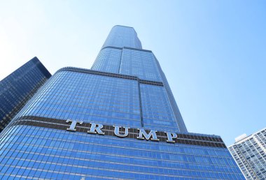 Chicago Nehri 'ndeki Trump Tower gökdelen binası