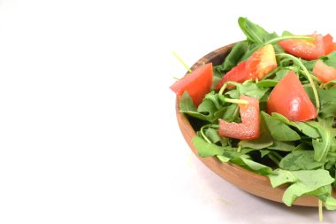 Taze domates parçaları organik roka ile