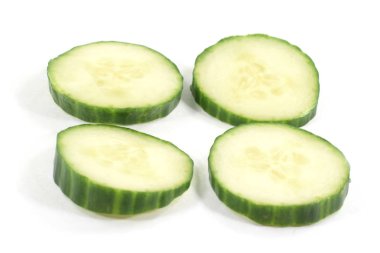 Dört taze dilim İngilizce salatalık