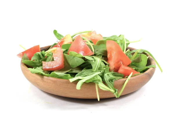 Frische Tomatenstücke mit Bio-Rucola — Stockfoto