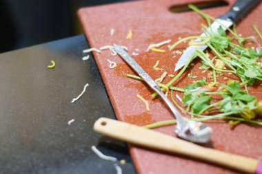 Kaşık ve Salantro kesme tahtası üzerinde