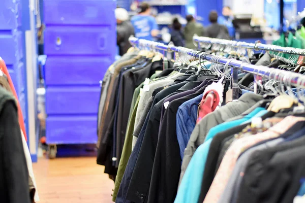 Raflar şık kullanılmış giyim