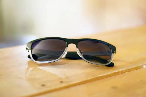 Стильні старовинні металеві сонцезахисні окуляри на сільському дерев'яному — стокове фото