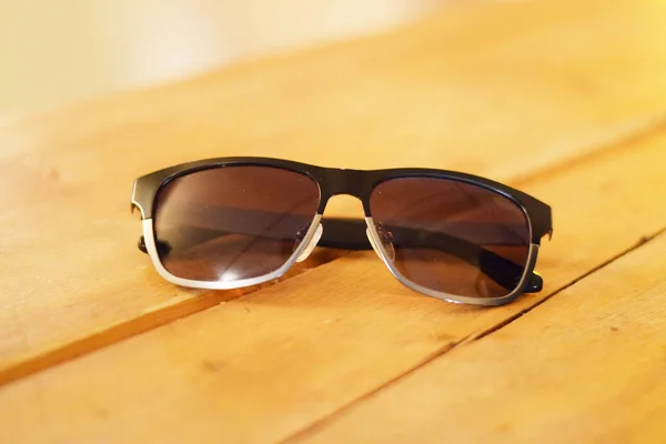 Elegantes gafas de sol de metal vintage en madera rústica —  Fotos de Stock