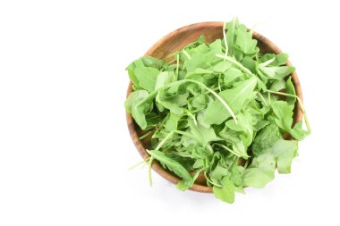 Rustik ahşap plaka üzerinde taze organik roka