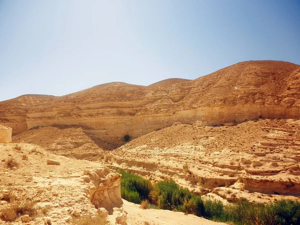Montagnes et cratères dans un désert en Israël — Photo