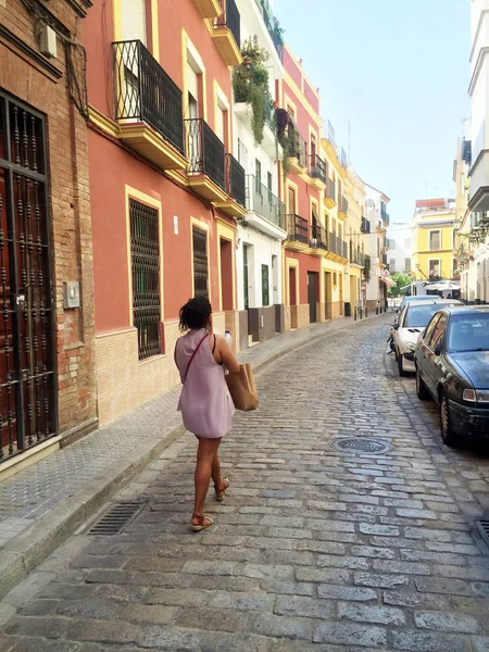 Turista hispânico feminino em férias — Fotografia de Stock