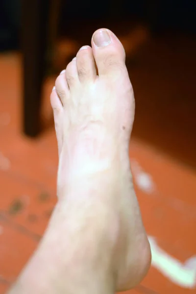 Yetişkin erkek ayağıyla yakınçekim — Stok fotoğraf
