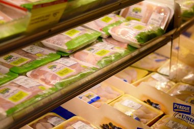 Bir bakkal Perdue tavuk ürünleri